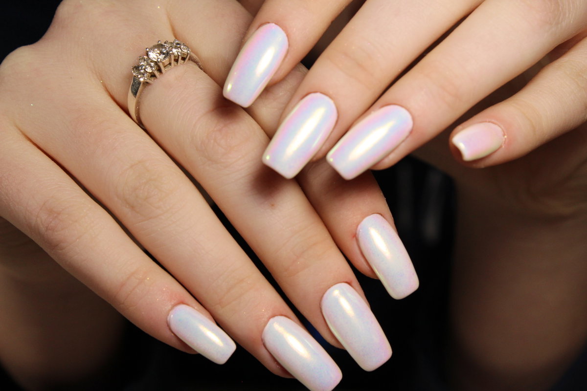 Hände mit lackierten Glazed Donut Nails