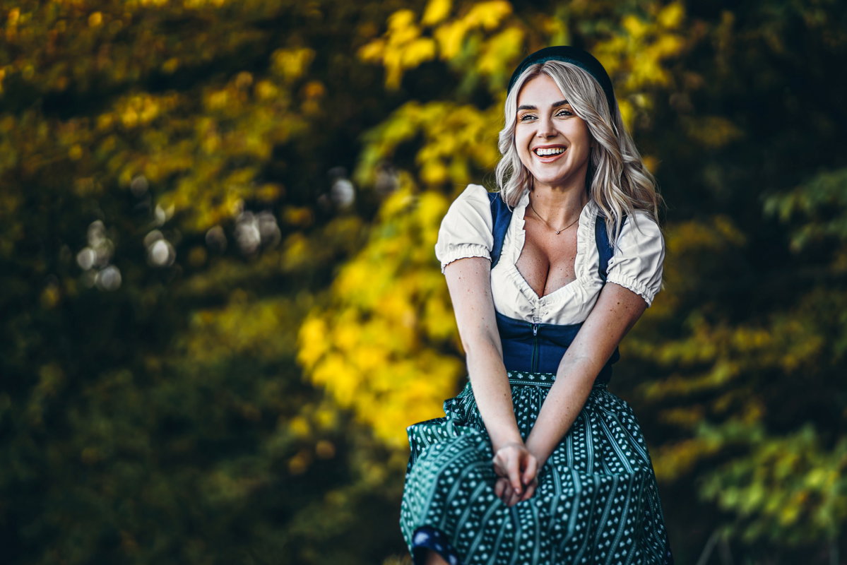 Frau im Dirndl