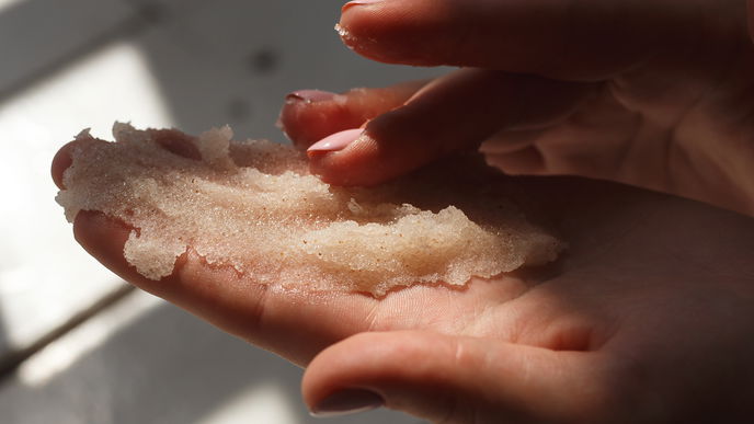 DAS passiert, wenn du Vaseline auf deine Fingernägel gibst