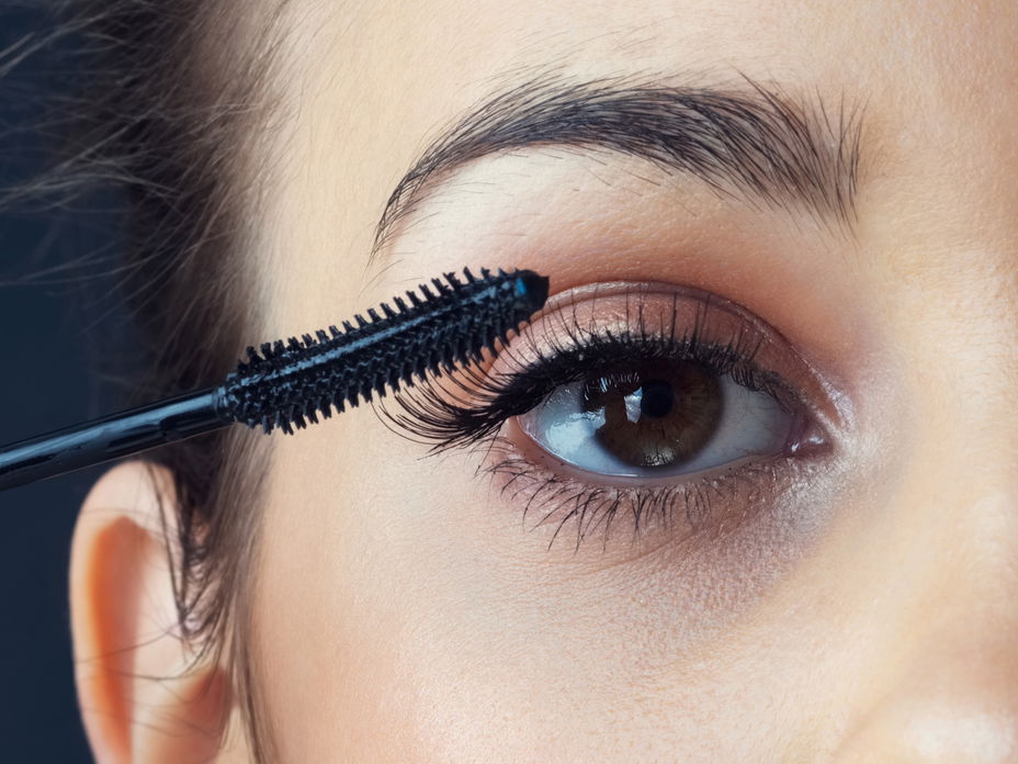 Braune Augen mit Mascara schminken