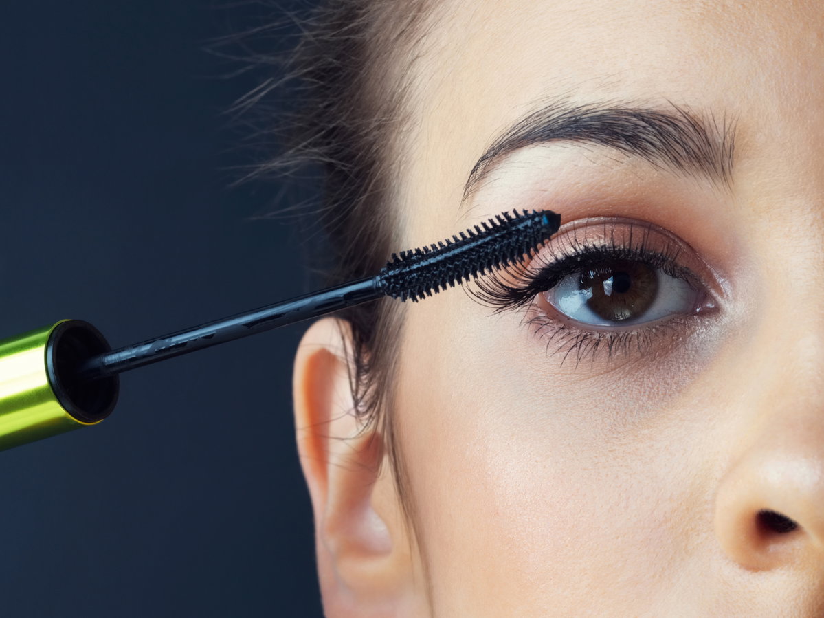 Braune Augen mit Mascara schminken