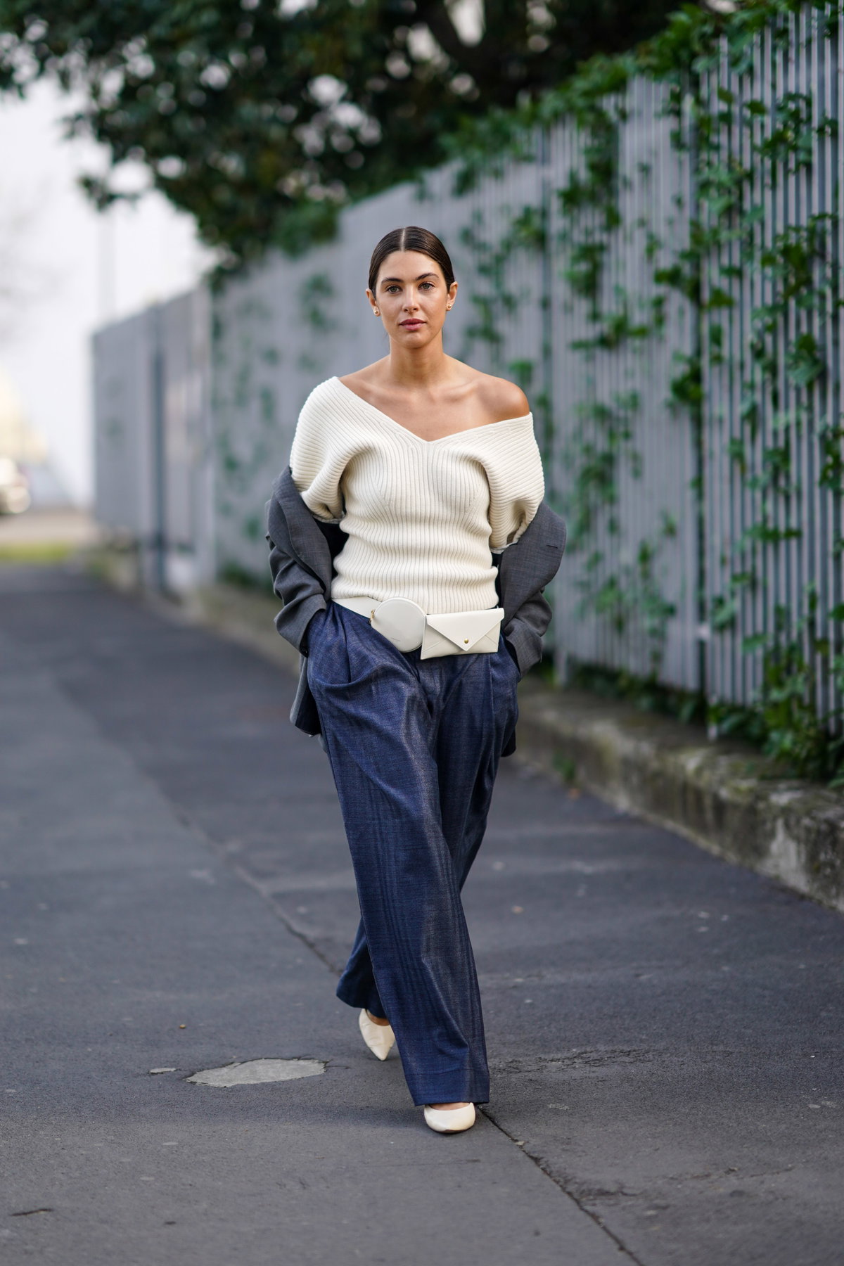 Frau mit cremefarbenen Pullover