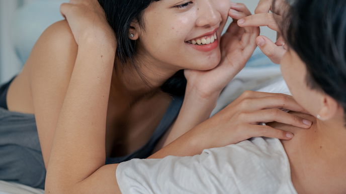 Dating: Das bedeuten seine Berührungen und seine Körpersprache