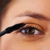 Beauty-Trend 2022: Diese Drogerie-Mascara unter 8 Euro betont besonders braune Augen 