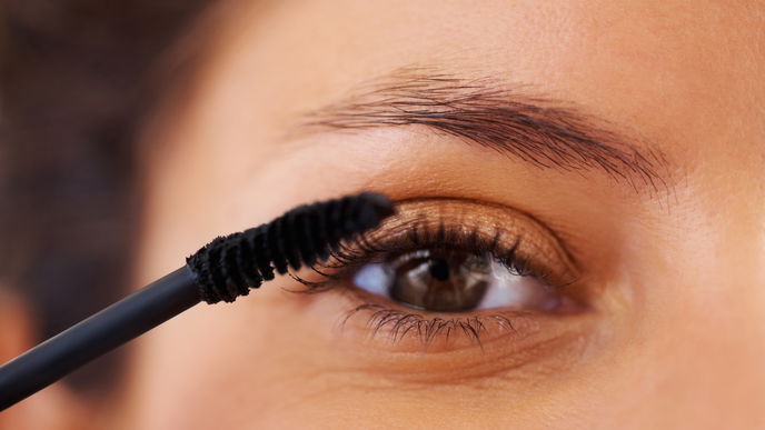 Beauty-Trend 2022: Diese Drogerie-Mascara unter 8 Euro betont besonders braune Augen 