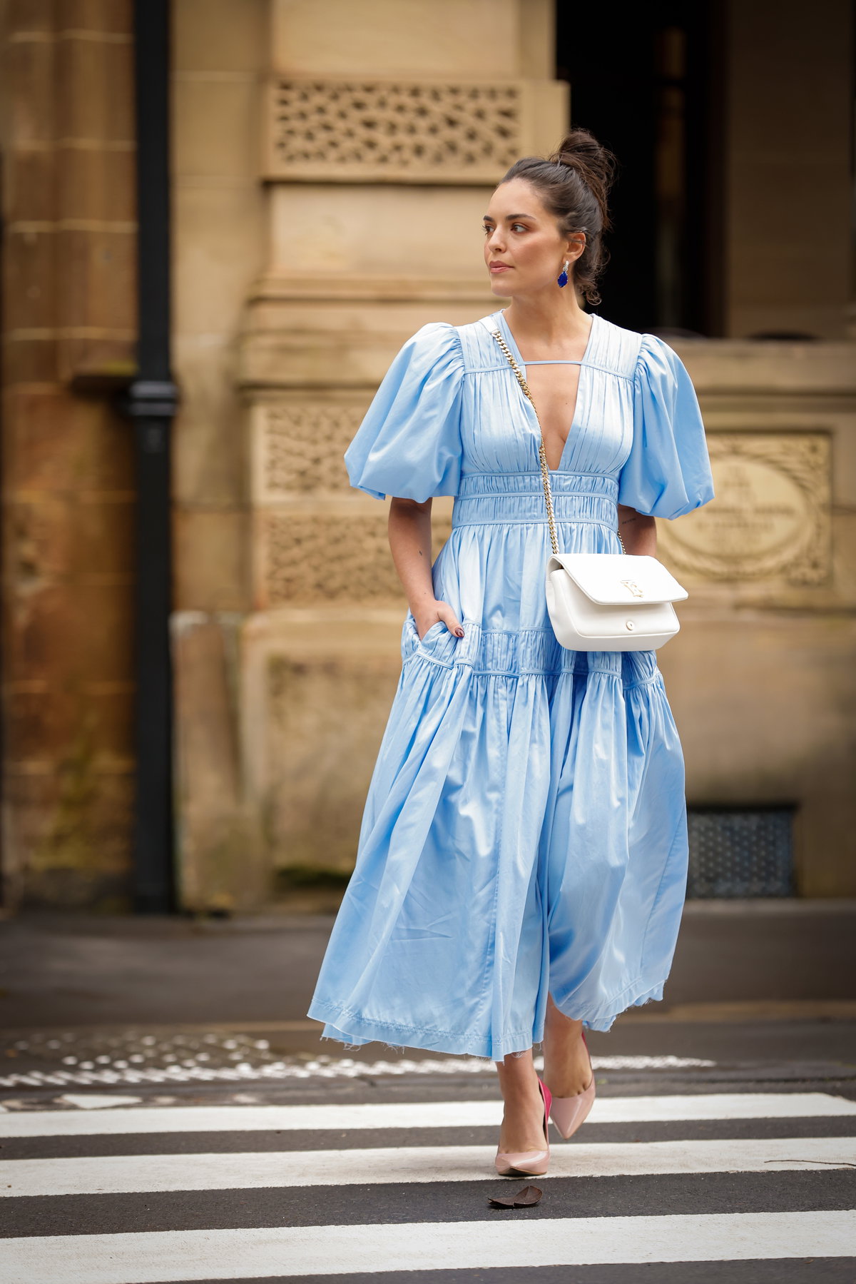 Frau in blauem Kleid