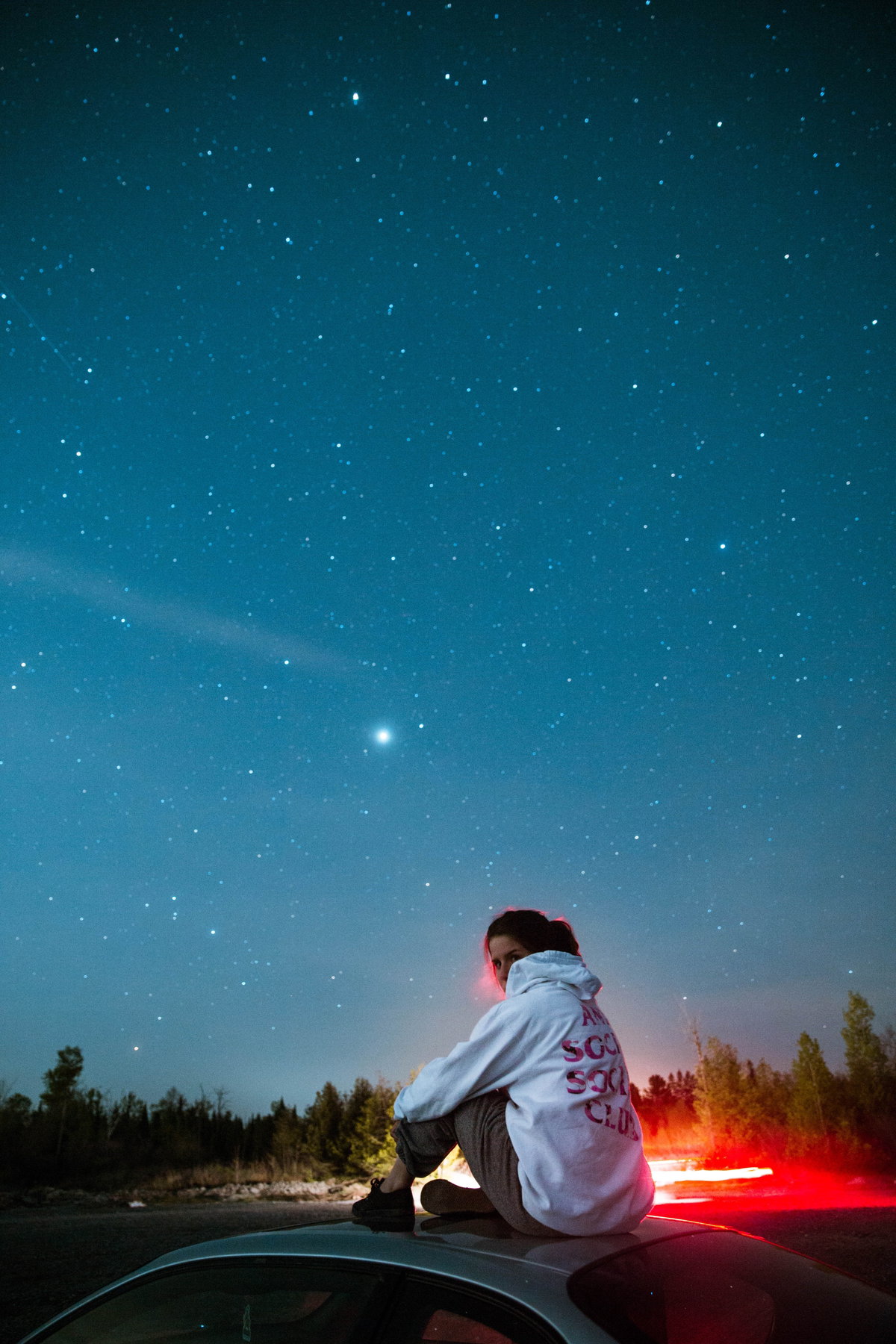 Frau vor Sternenhimmel