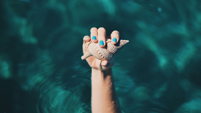 Nagel-Trend 2022: "Nautical Nails" tragen wir im Spätsommer auf unseren Fingern