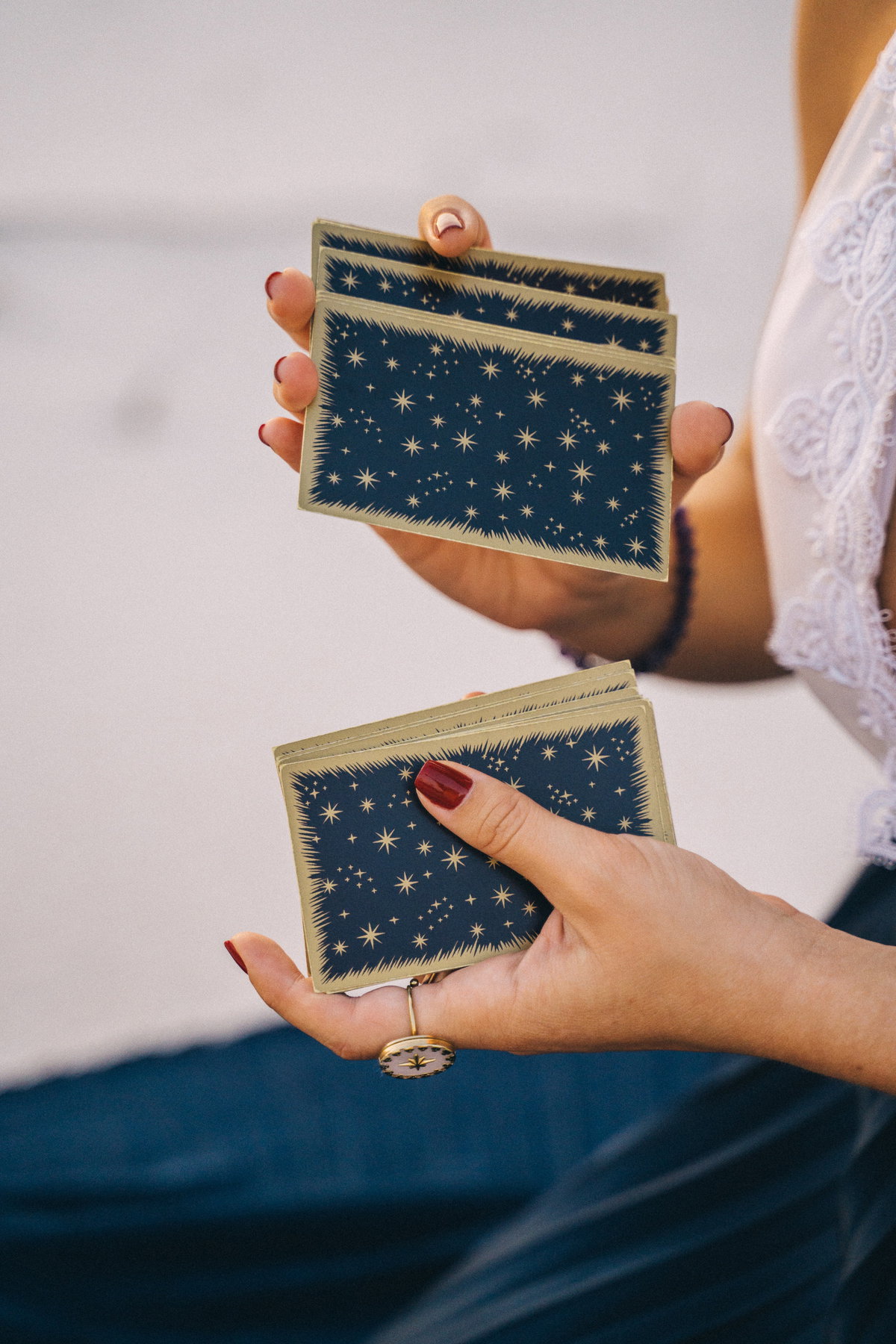 Hände mischen blaue Tarot Karten