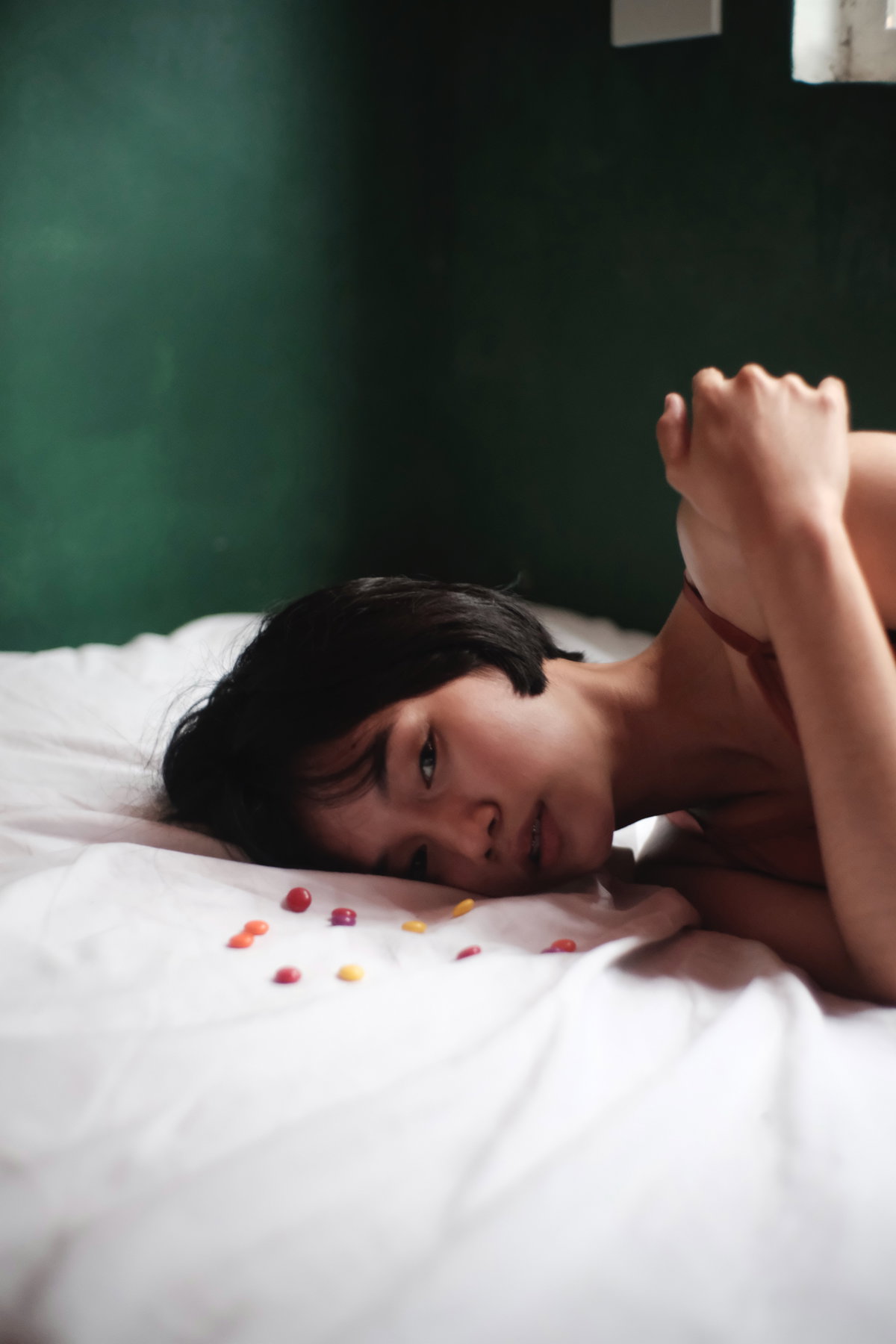 Frau liegt im Bett