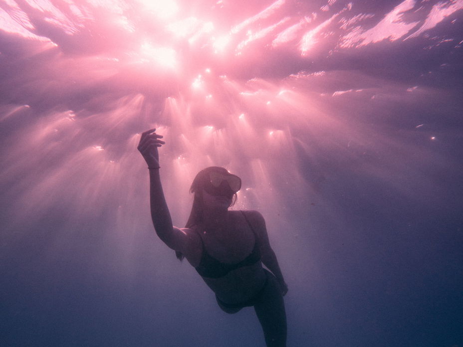 Frau taucht im Meer
