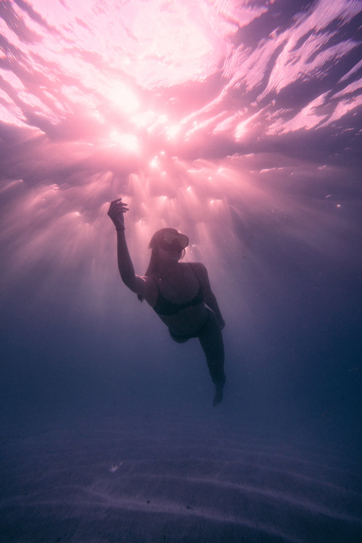 Frau taucht im Meer