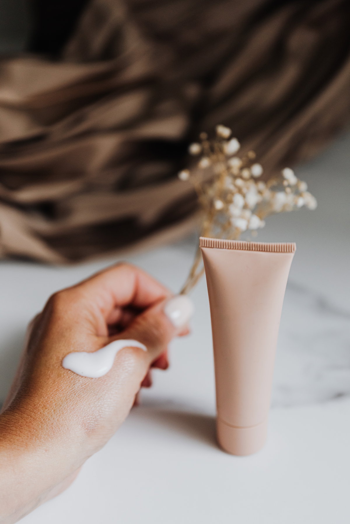Eine Bodylotion-Verpackung steht auf dem Tisch