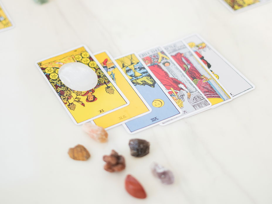 Auf einem Tisch liegen Tarot-Karten aufgereiht