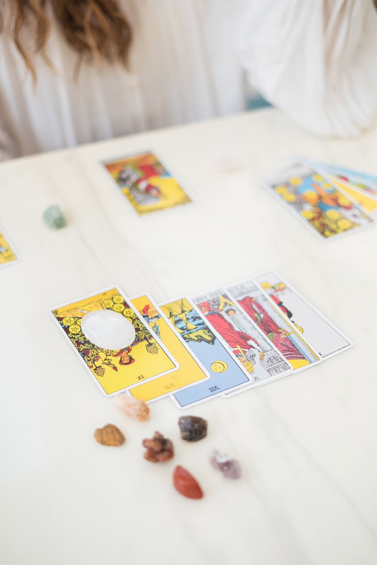 Auf einem Tisch liegen Tarot-Karten aufgereiht