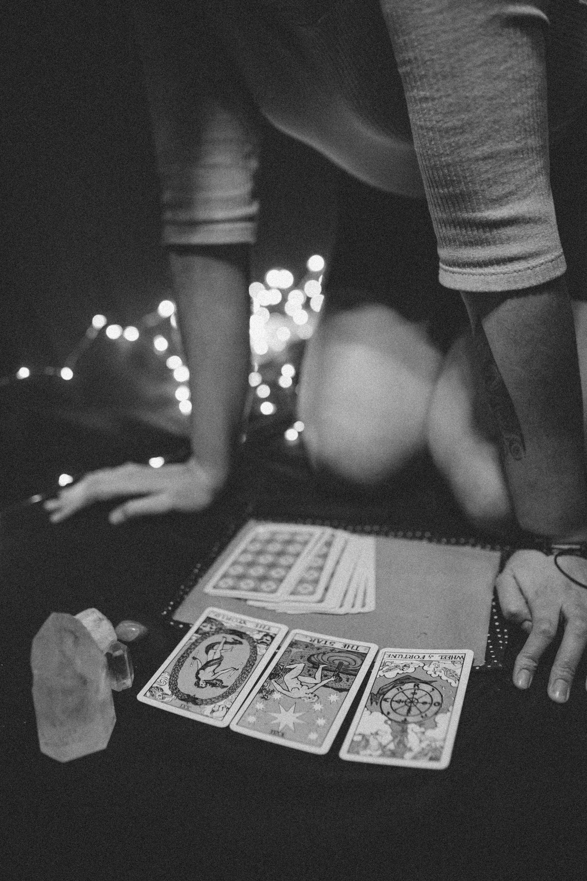 Tarotkarten Legung in schwarz weiß