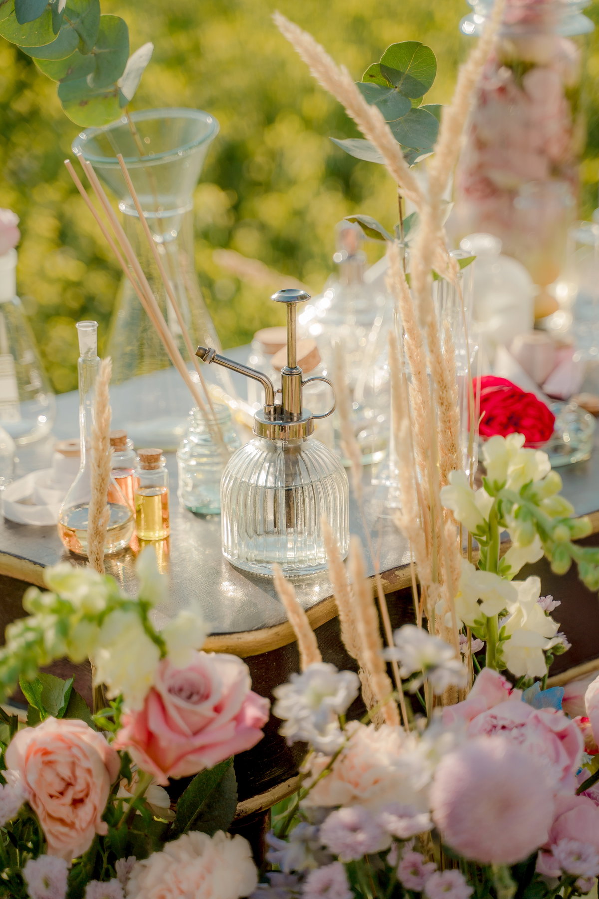 Parfum Flakon steht auf Tisch auf der Blumenwiese