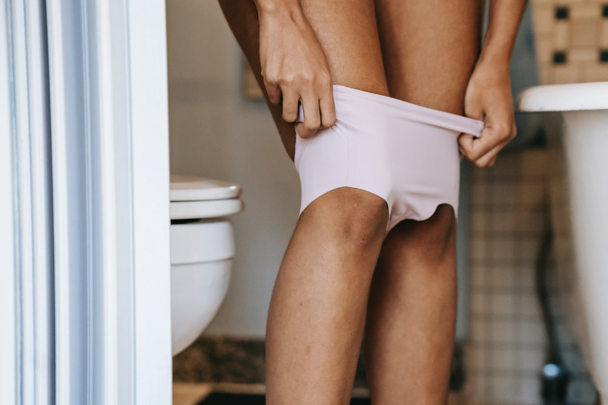 Frau auf Toilette
