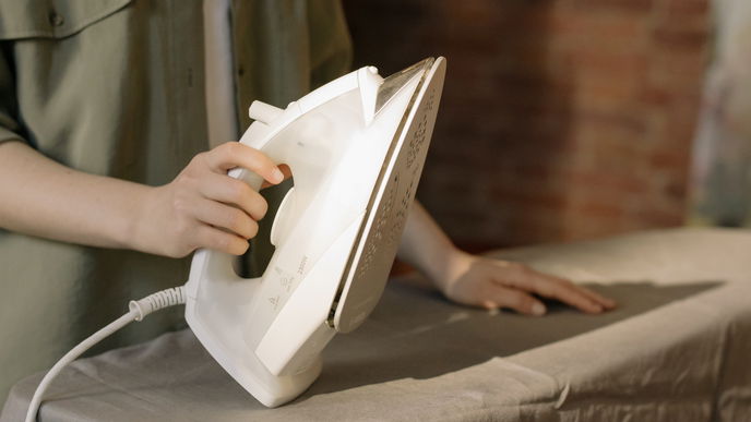 Polyester bügeln: Mit diesen Tipps entfernst du Falten und schützt den Stoff
