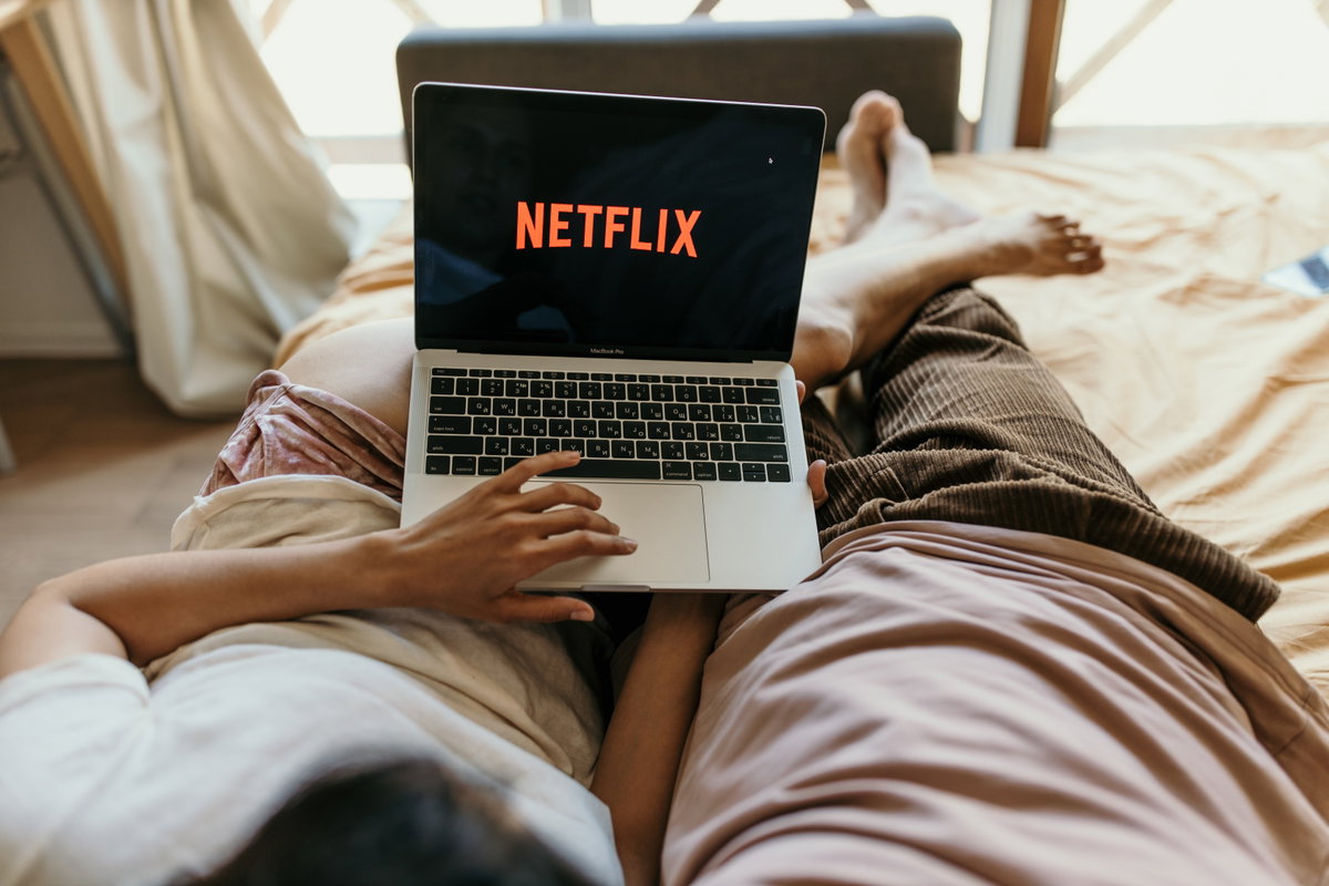 Zwei Personen gucken Netflix