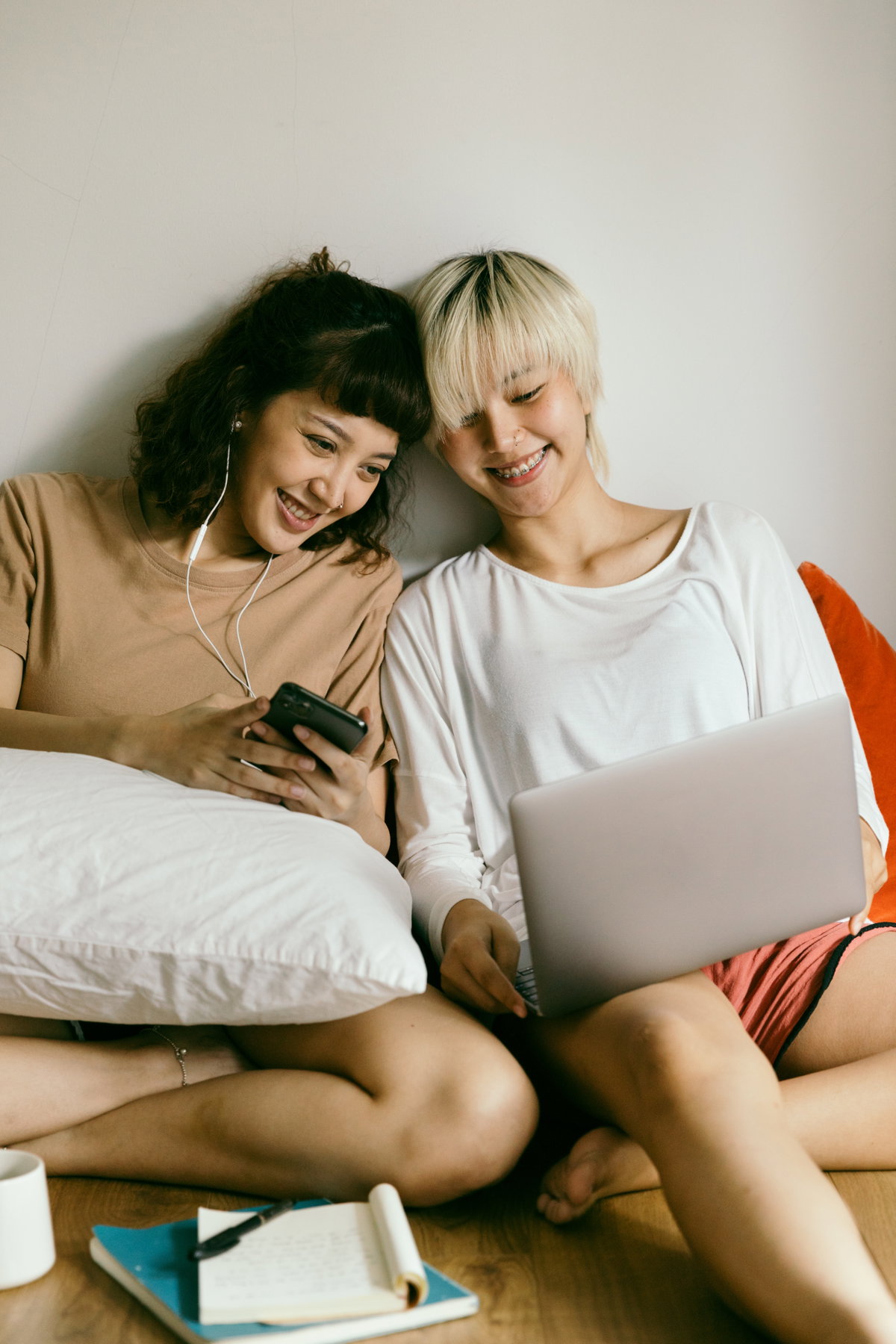 Frauen gucken auf Laptop