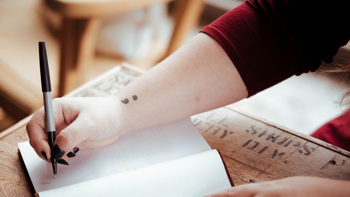 Semikolon Tattoo: Diese Bedeutung steckt hinter dem Motiv
