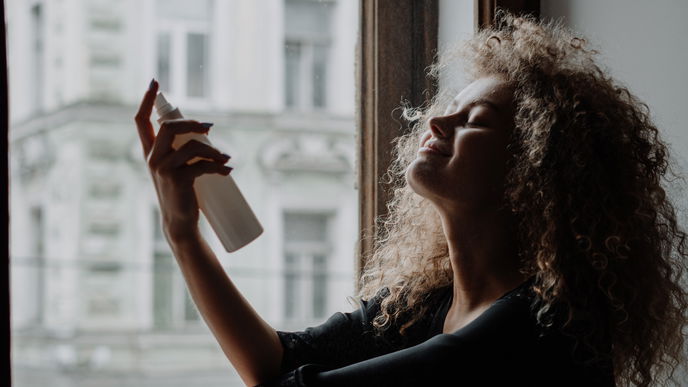 Gegen öligen Teint: Dieses mattierende Gesichtsspray wirkt wie flüssiges Blotting Paper
