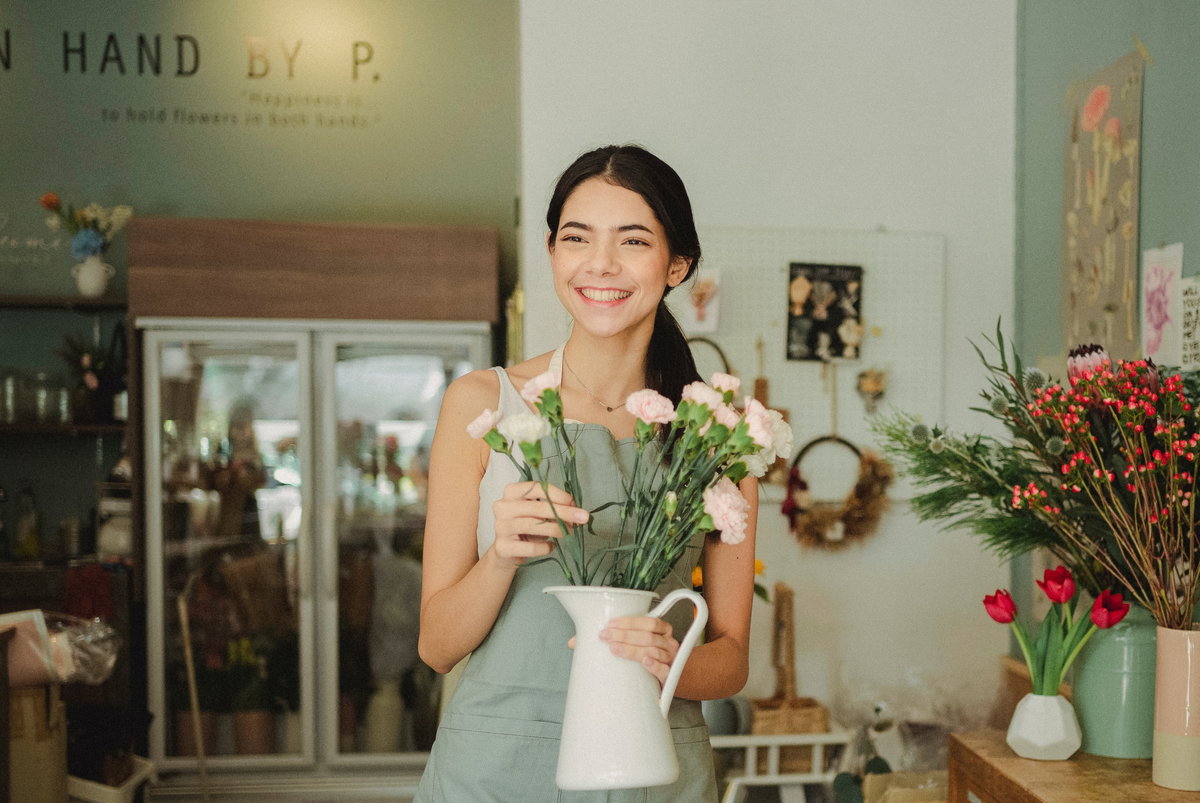 Junge Frau mit Blumen