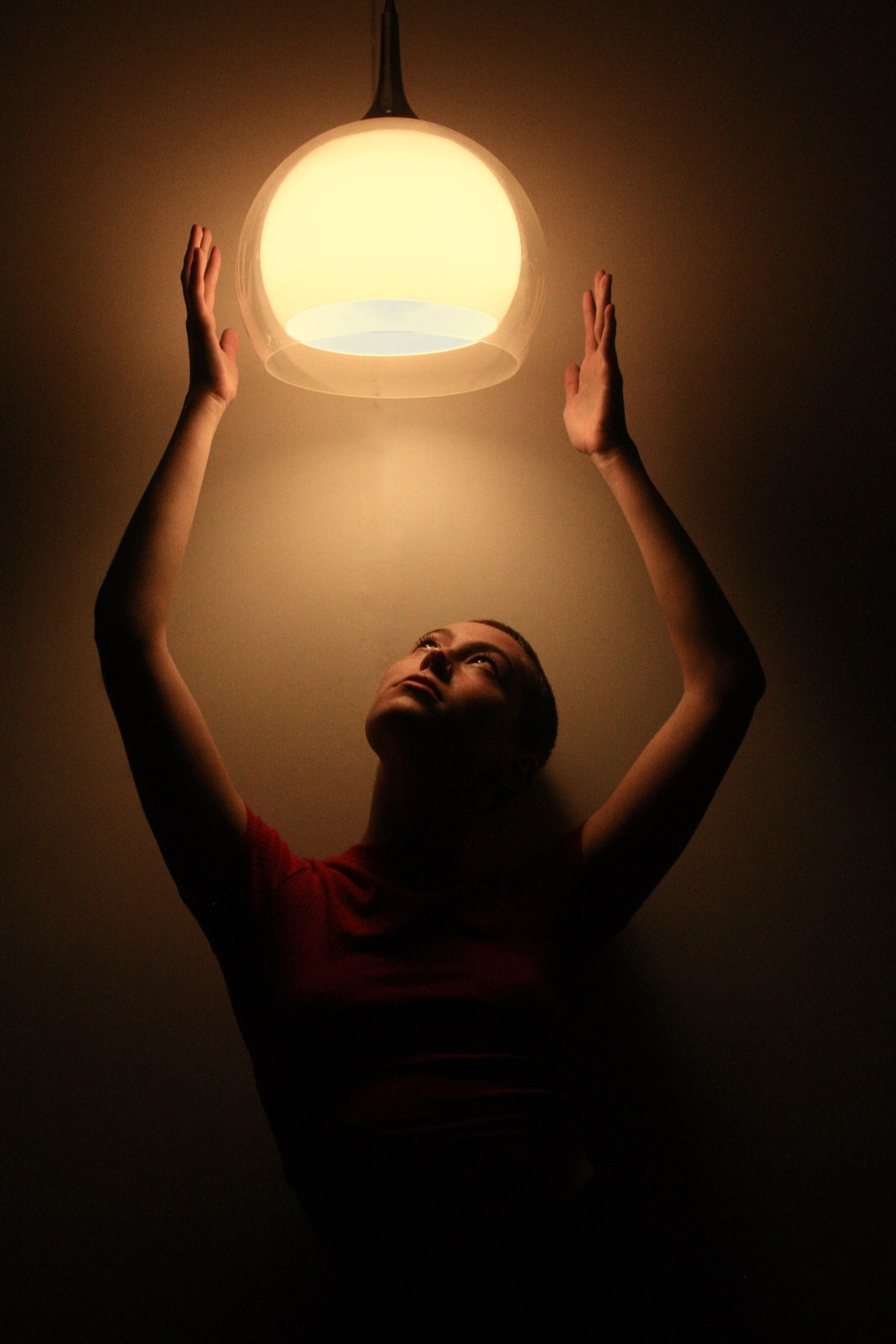 Frau mit Lampe