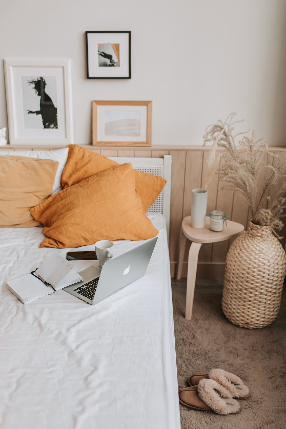 Bett mit Laptop