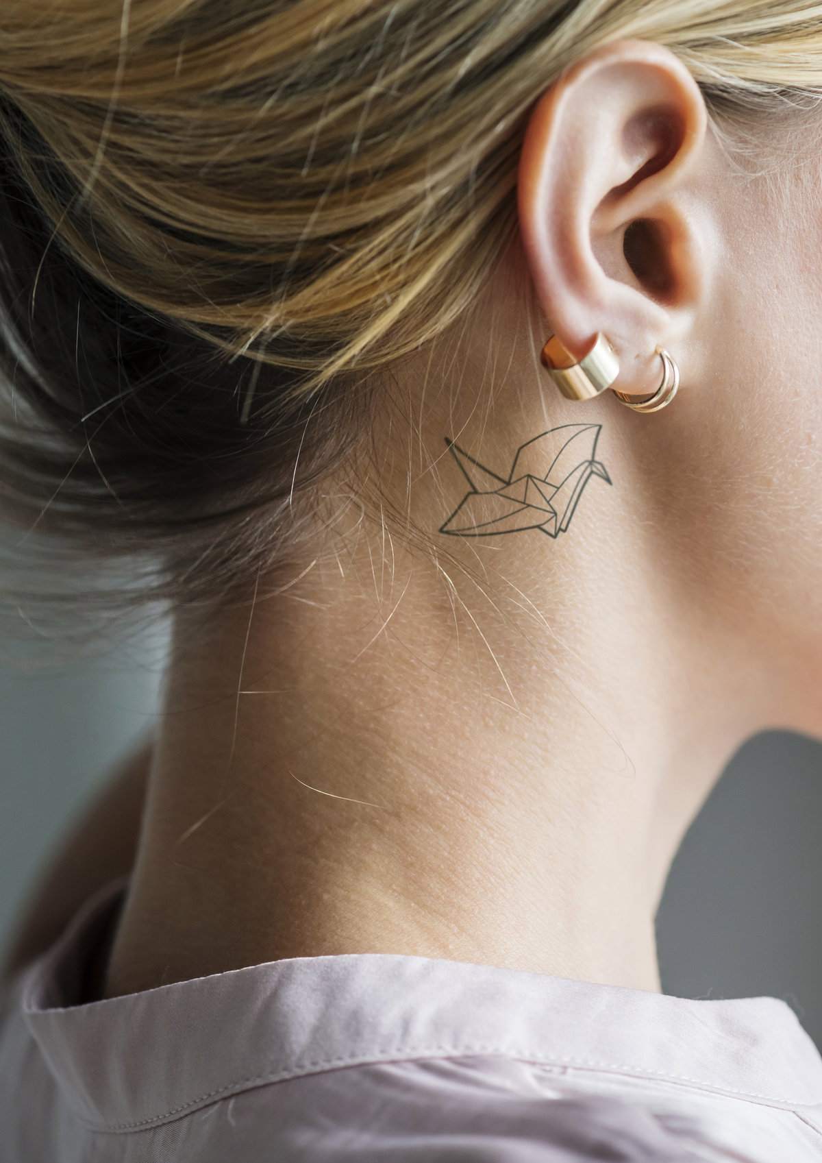 Tattoo hinter dem Ohr