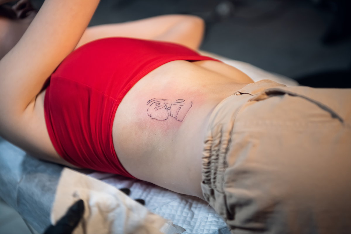 Tattoo an den Rippen
