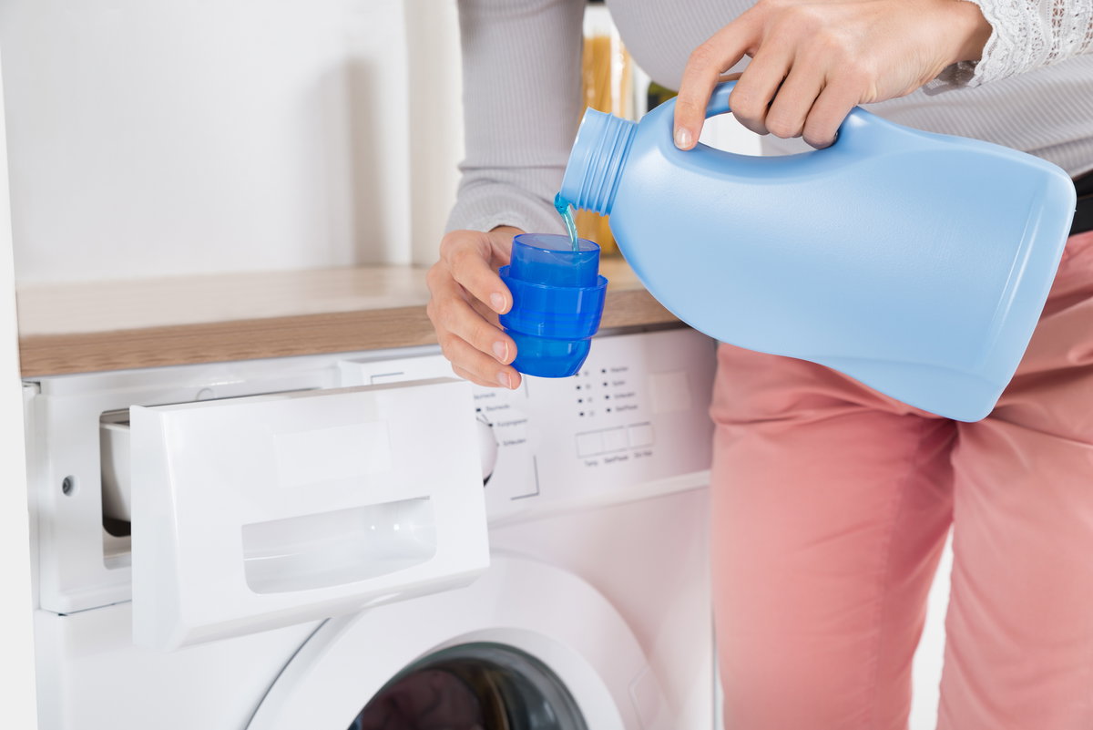 Waschmittel wird in Waschmaschine gegeben