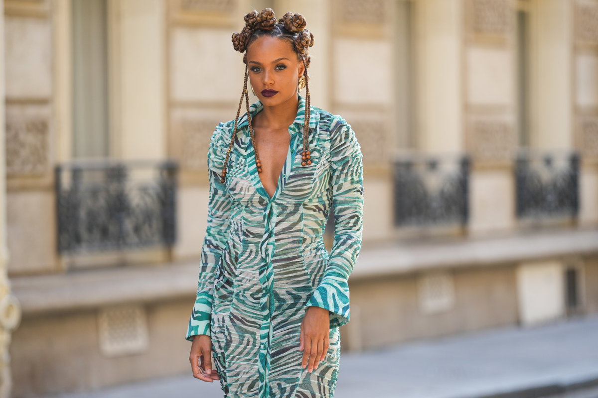 Frau in grünem Zebra-Kleid