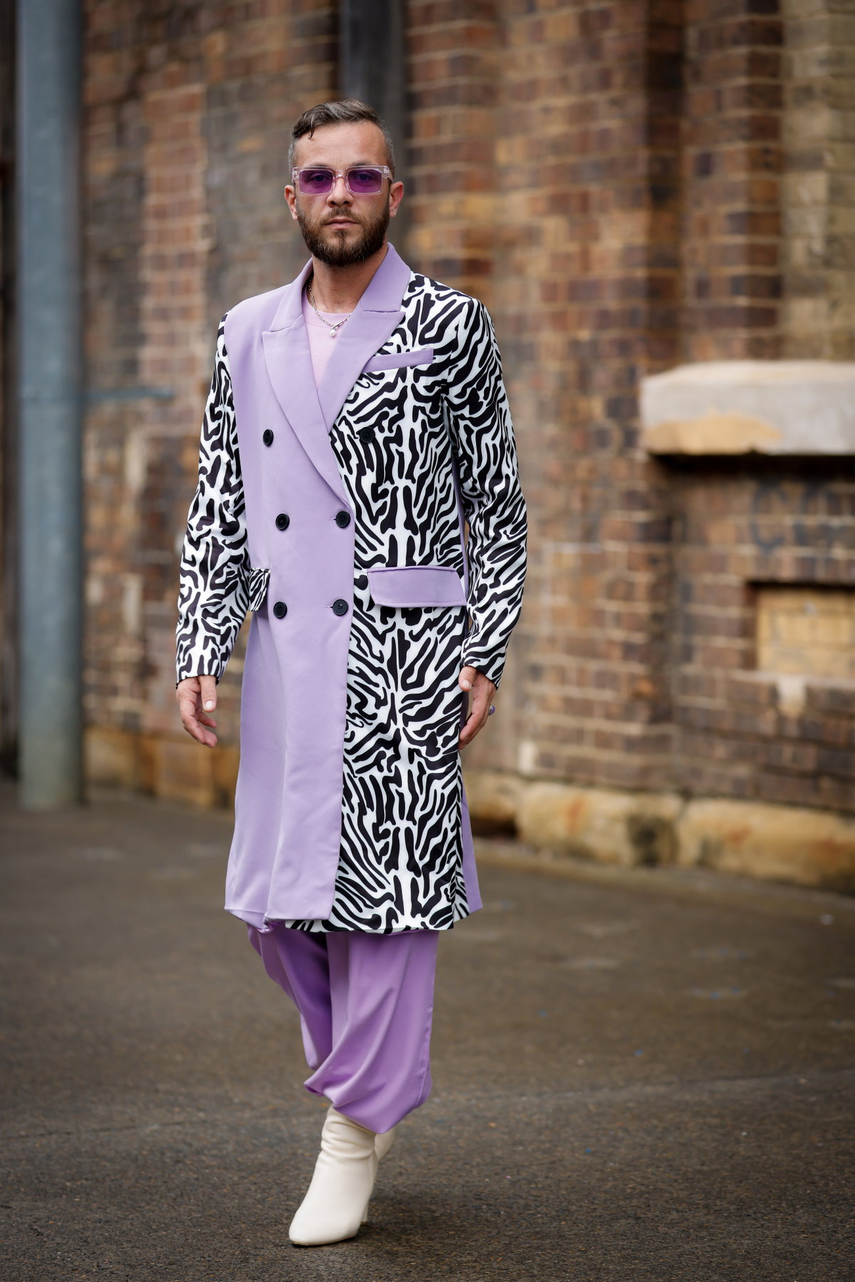 Mann in lila Zebra-Mantel