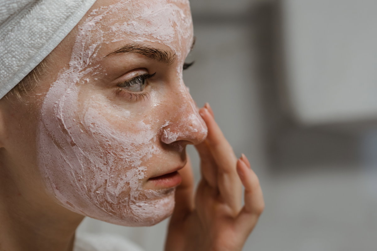 Frau mit Peeling im Gesicht
