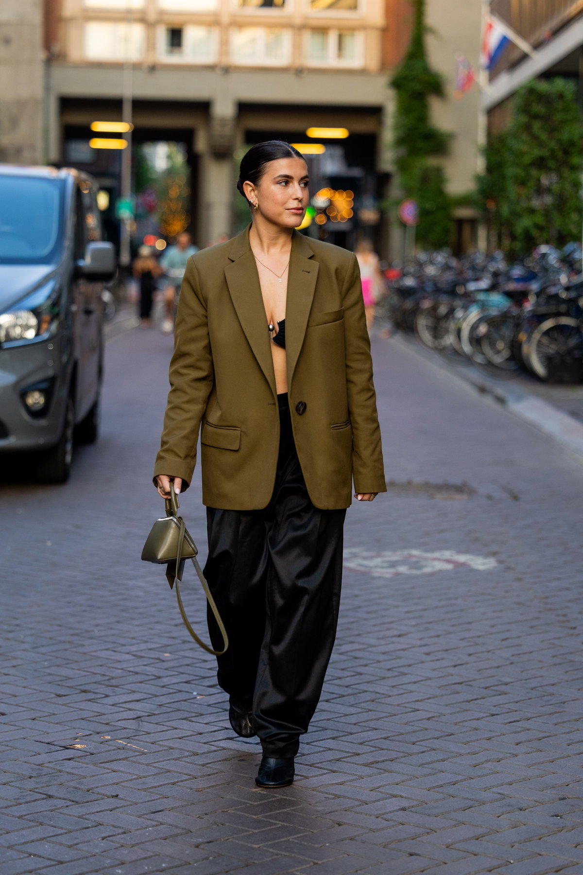Frau mit grünem Blazer