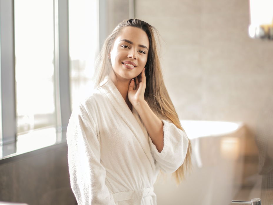 Frau im Bademantel