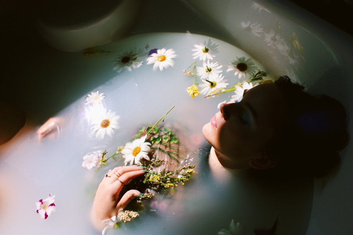 Frau in Badewanne