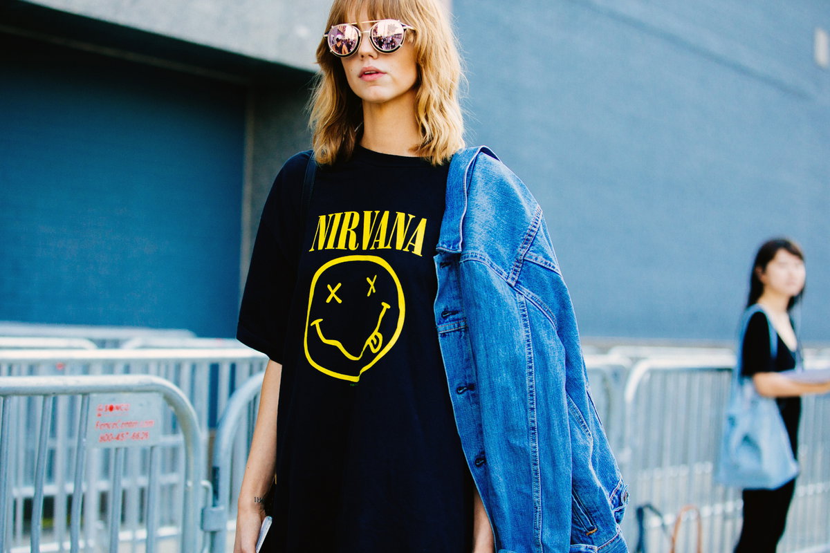 Frau mit Nirvana Band-Shirt
