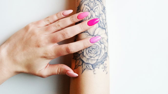 Mit dieser Nagellackfarbe manifestierst du Romantik in dein Leben