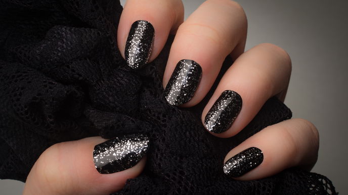 Nagellack-Trend: "Blackout Nails" setzen deine Nägel im Herbst in Szene