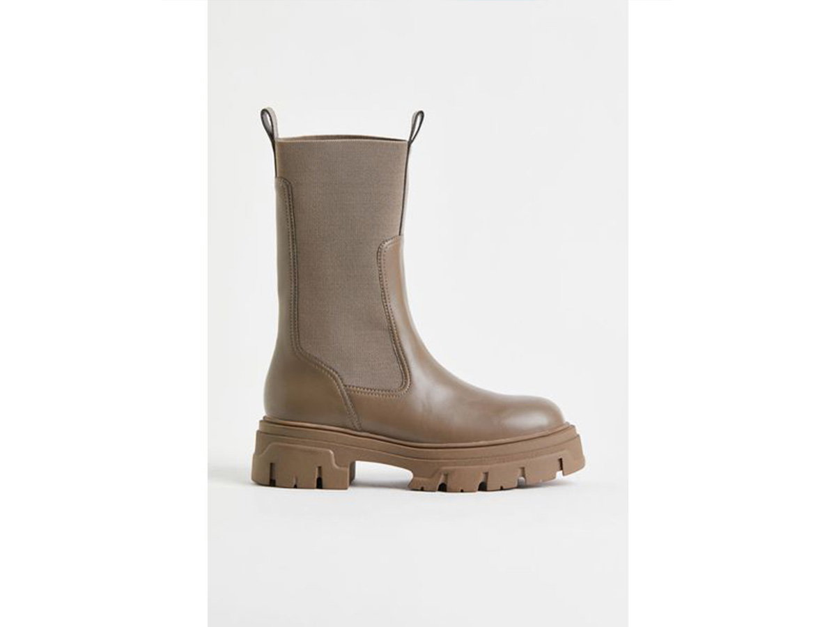 Wadenhohe Stiefel in Beige