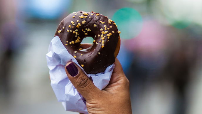 Nagel-Trend 2022: "Chocolate Glazed Donut Nails" gehen auf TikTok viral – dank Hailey Bieber