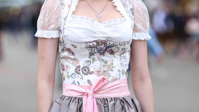 Dirndl waschen: So werden Kleid und Schürze wieder sauber
