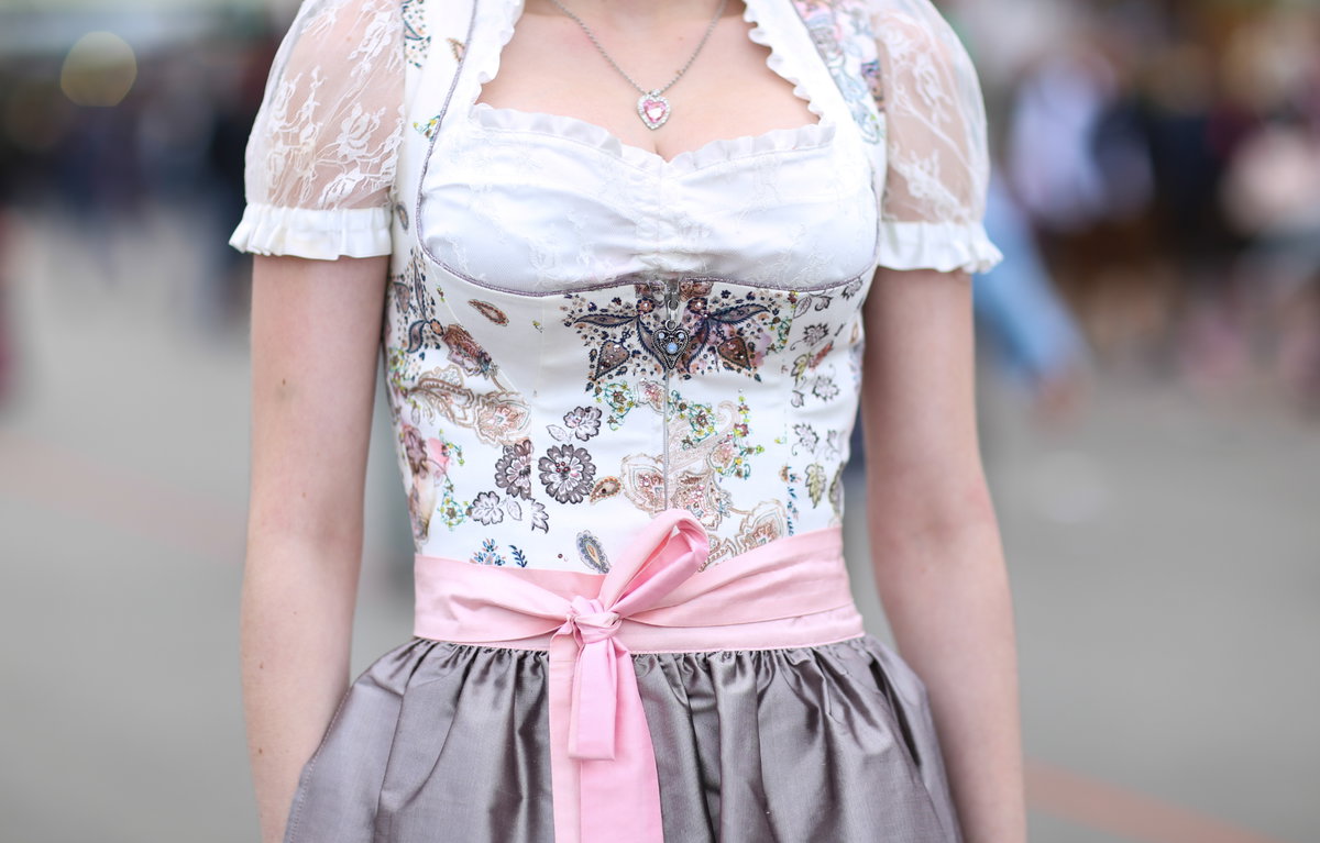 Frau im Dirdnl auf dem Oktoberfest