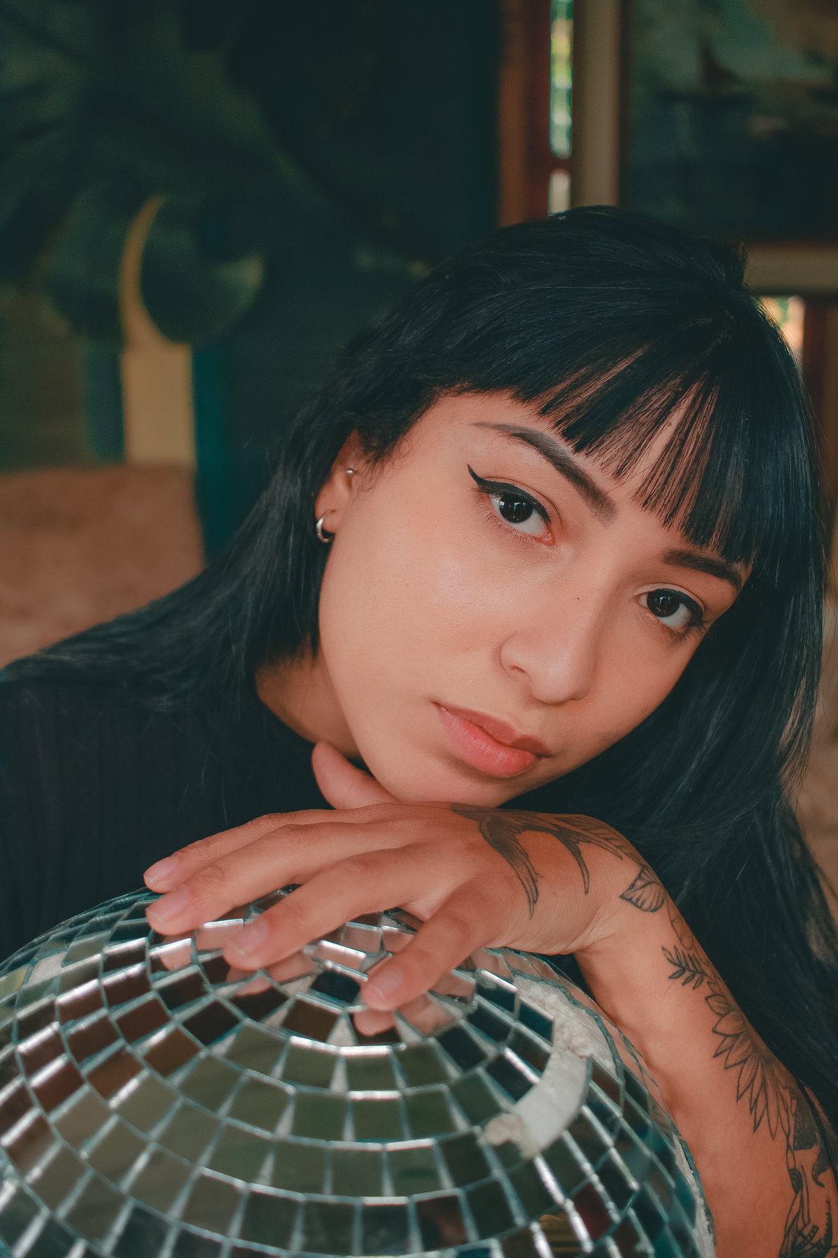 Frau mit schwarzem Eyeliner