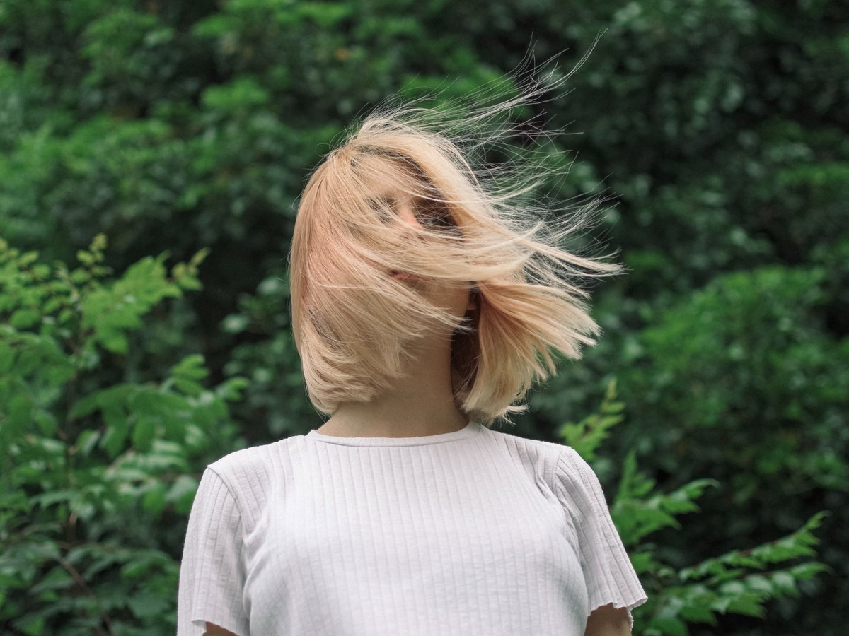 Frau mit fliegenden Haaren