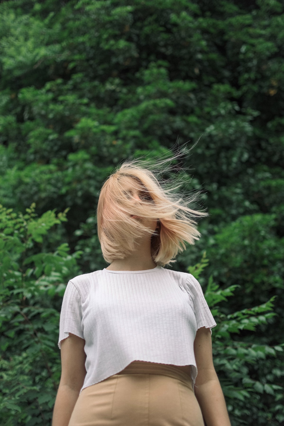 Frau mit fliegenden Haaren