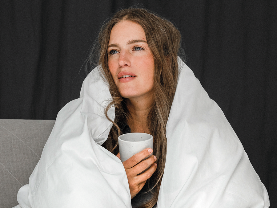 Frau mit Tasse in der Hand